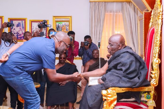 Kojo Oppong Nkrumah greeting the Okyenhene