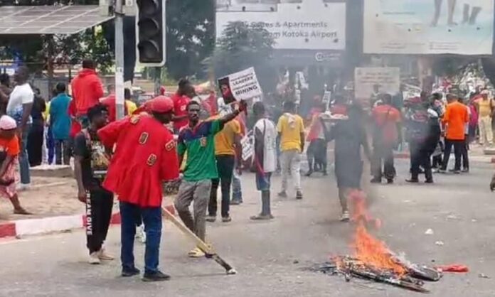 Democracy Hub protesters blocked roads to frustrate commuters.