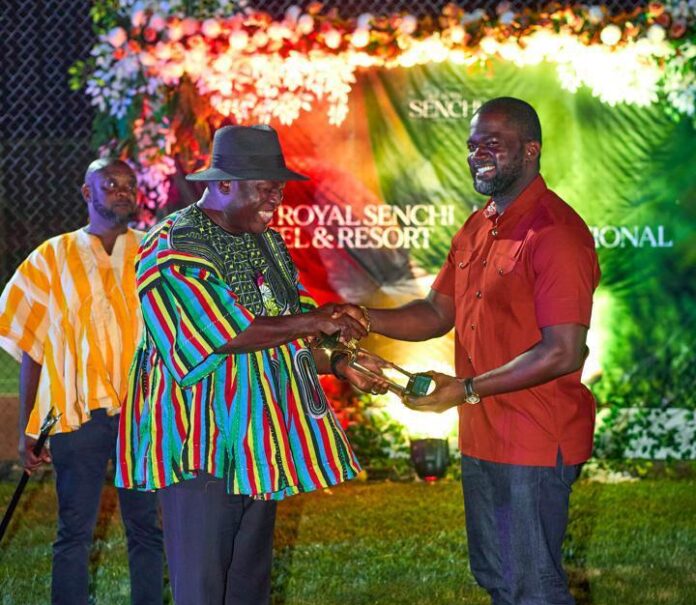 The CEO of Caveman Watches, Anthony Mensah Dzamefe (r) receiving his award.